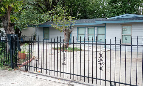 3 BEDROOMS&nbsp; |&nbsp; 2 FULL BATHS&nbsp; |&nbsp; 1,721 SQ FT&nbsp; |&nbsp; .27 ACRE HEATING: GAS HEATING: GAS AMENETIES / APPLIANCES: Dishwasher, Stove / Oven Hardwood Flo